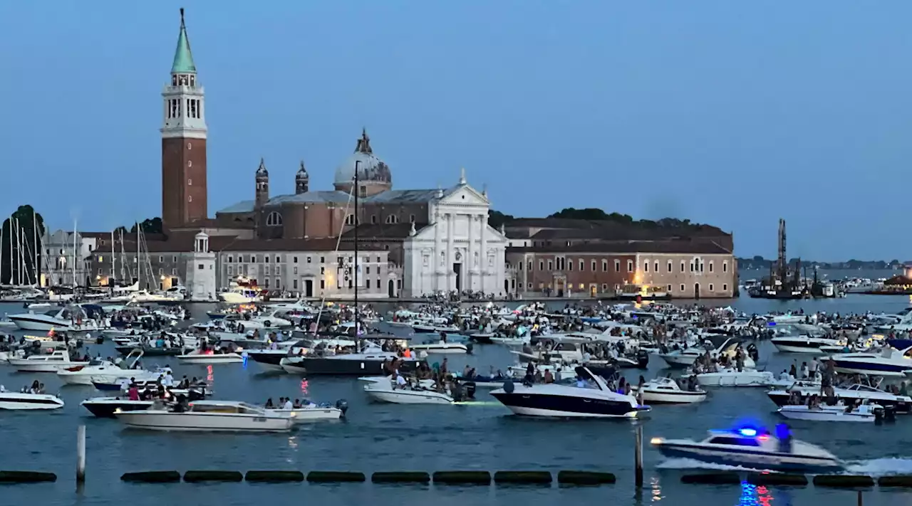 Venezia, tragedia alla Festa del Redentore: giovane muore sbalzato da barca