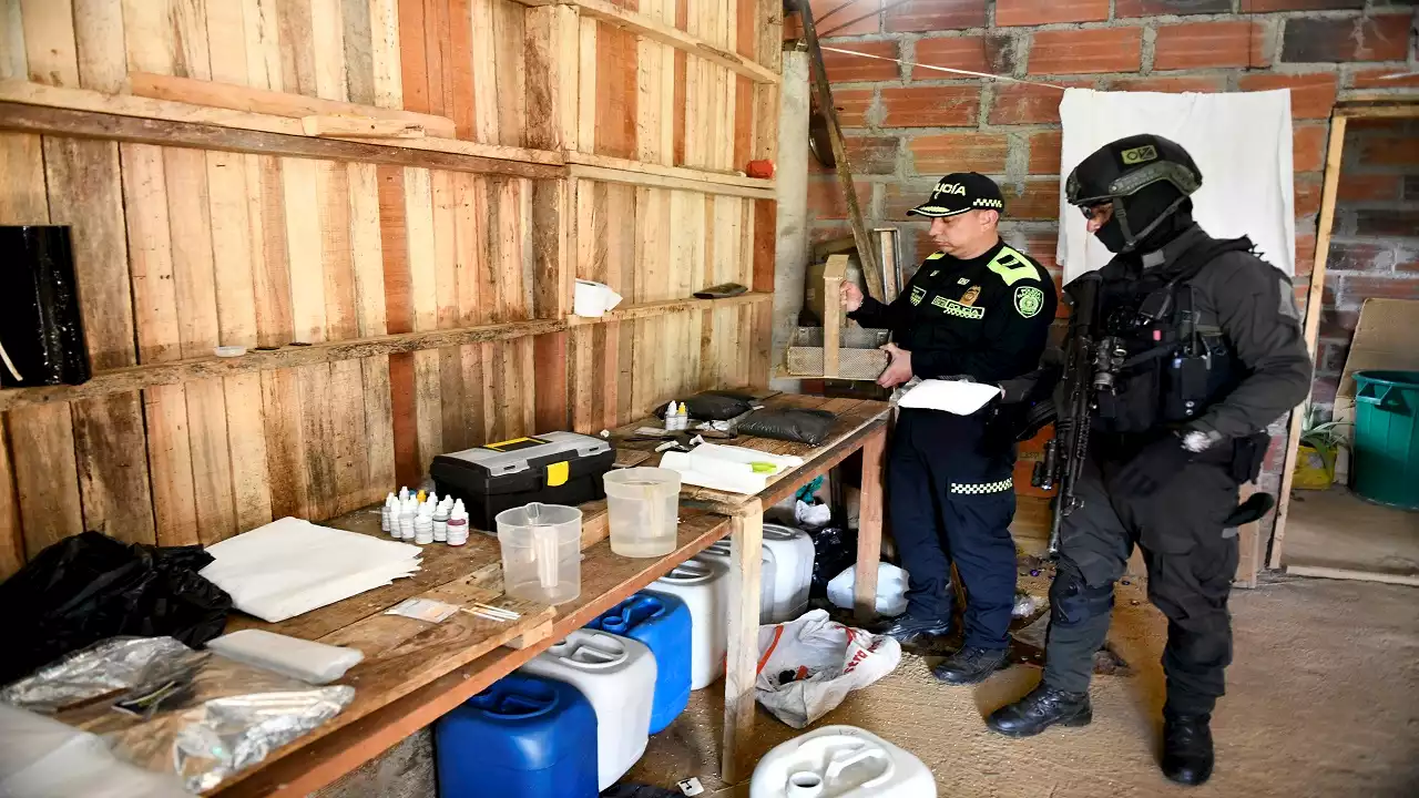 FOTOS Y VIDEO: ‘Se les acabó la guachafita’: La policía desmantela un laboratorio artesanal de drogas