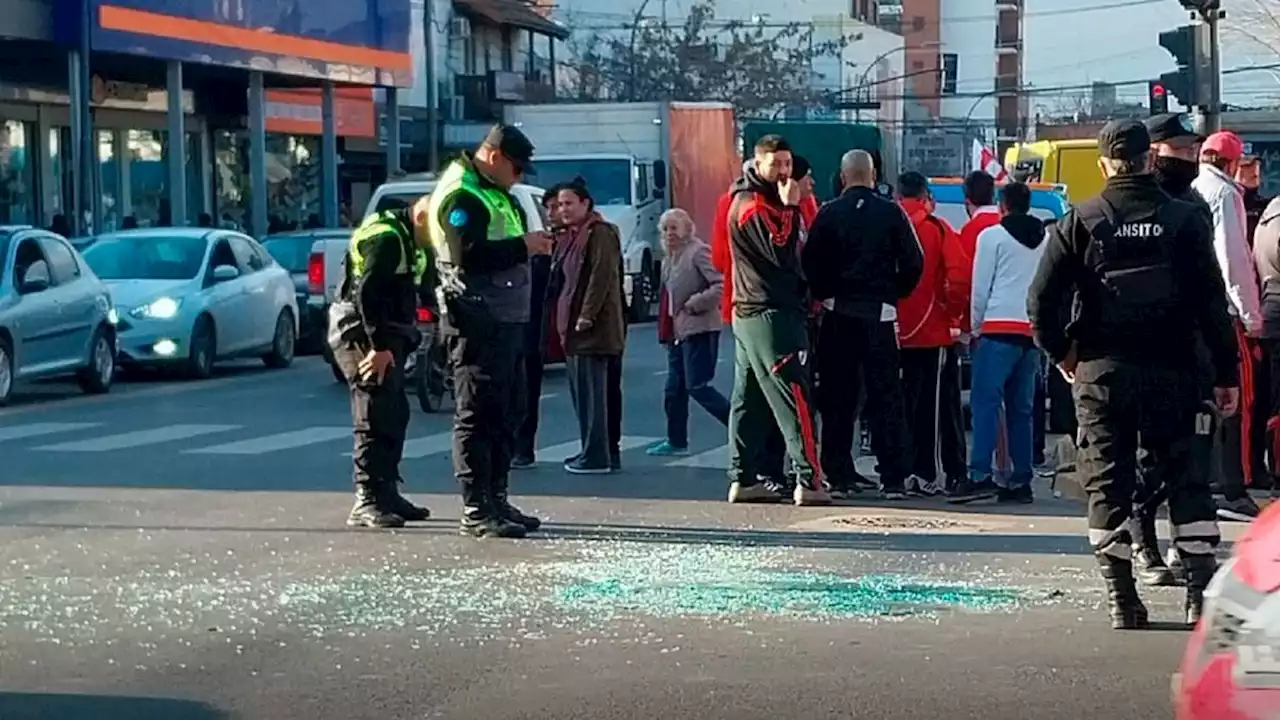 Dos hinchas de River se cayeron de un micro y uno está en grave estado