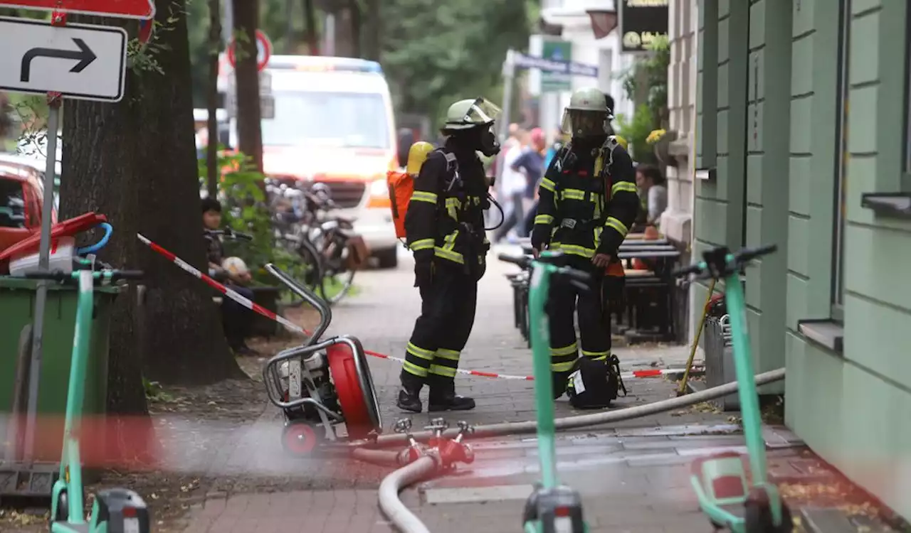 Wohnung in Hamburg brennt – Straße gesperrt