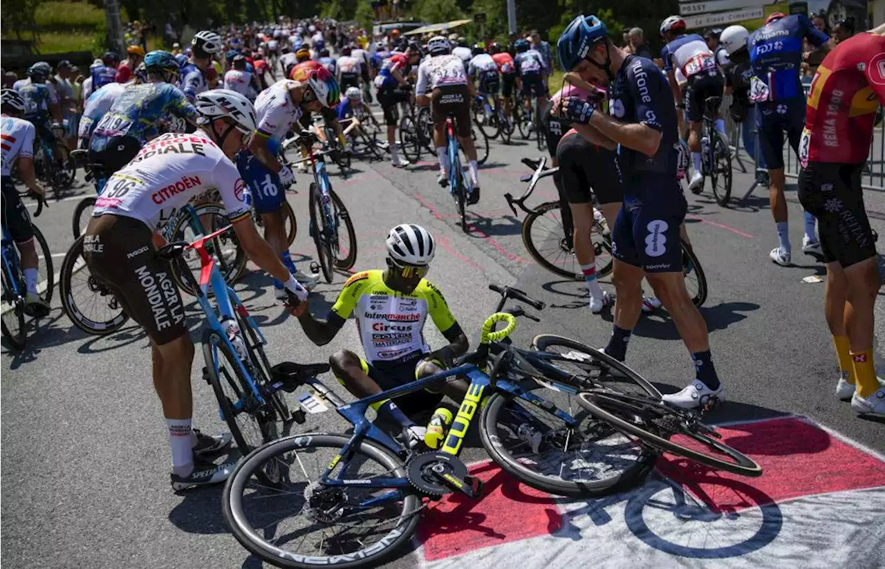 Zuschauer löst Massensturz bei Tour de France aus - Helfer von Vingegaard zu Fall gebracht