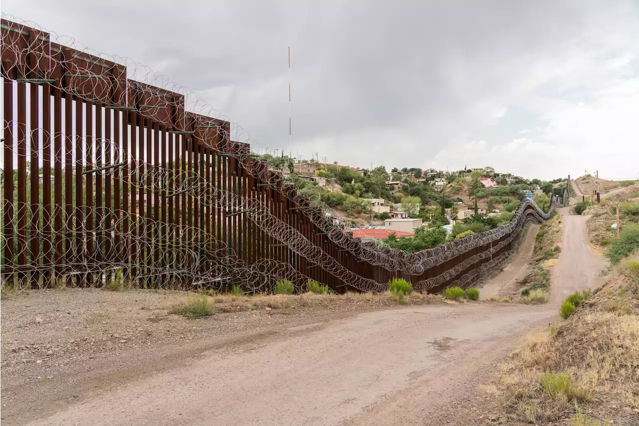 Group of hundreds of migrants crosses into Mexico, aiming for US border