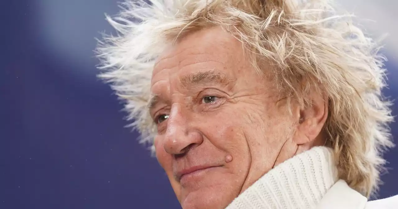 Rod Stewart gifts cash to family after girl watched mum go hungry