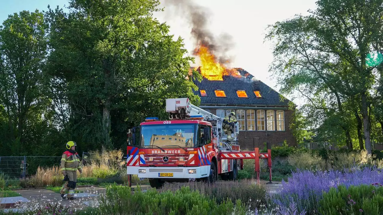 Uitslaande brand in oud schoolgebouw: 'Er komt veel rook vrij'