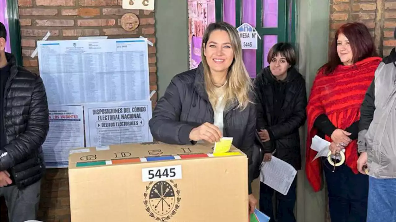 Al votar, Carolina Losada señaló 'hay gente enojada, pero la mayor rebeldía es ir a votar”