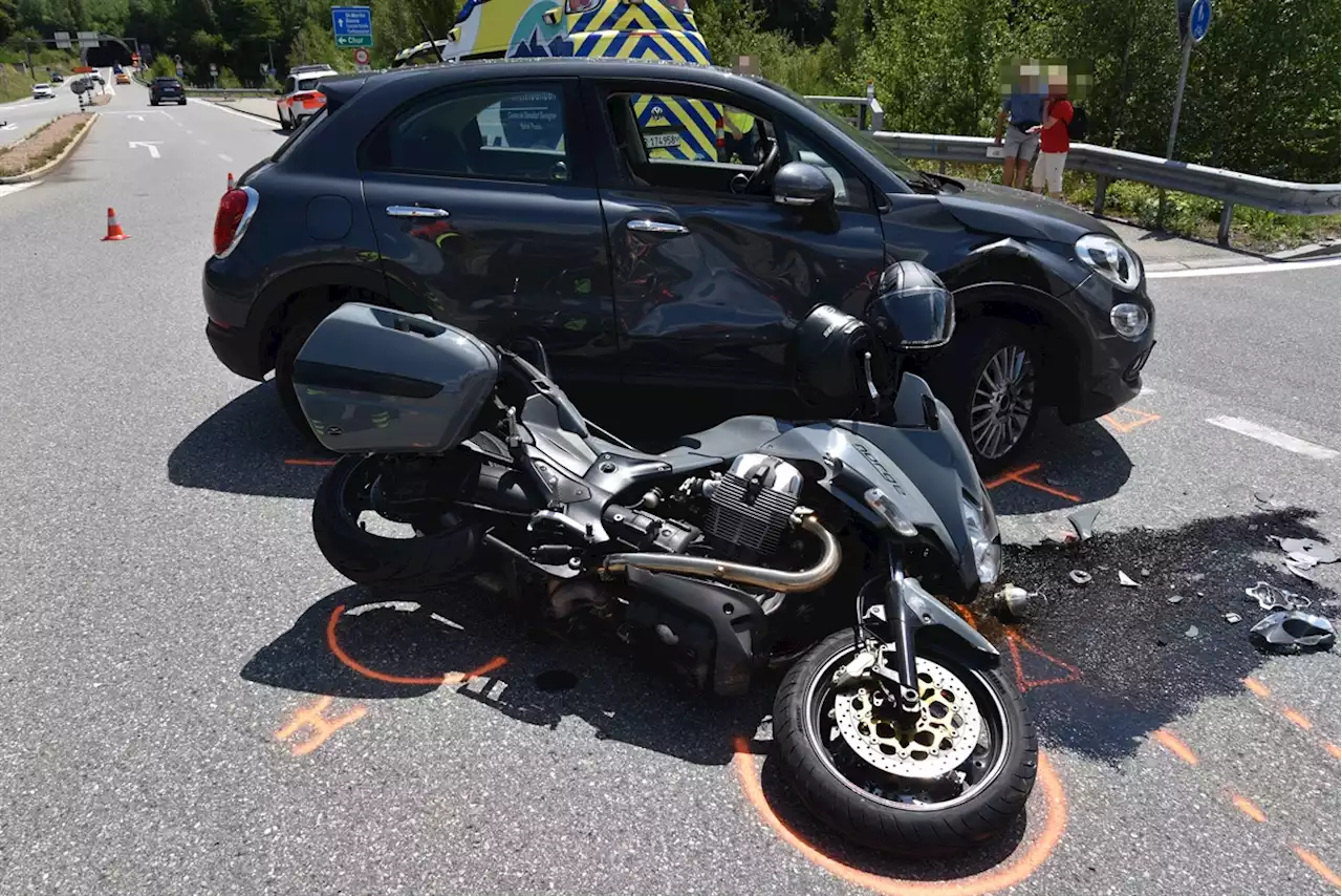 Sils im Domleschg GR: Motorradfahrer und Sozia nach Kollision mit PW verletzt