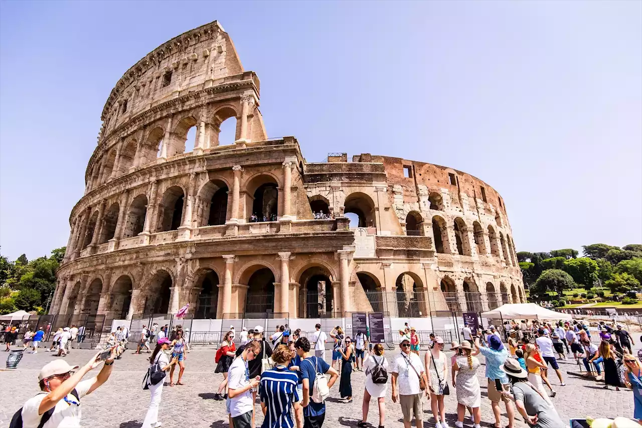 Las paredes del Coliseo de Roma vuelven a sufrir las pintadas de varios turistas