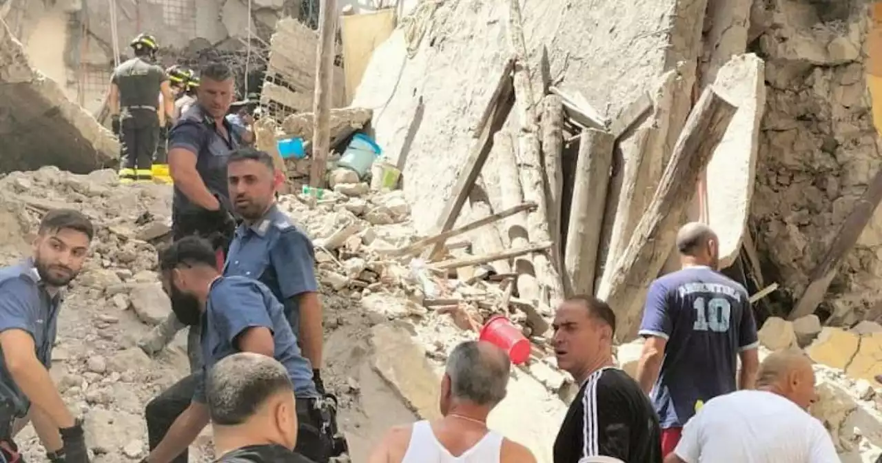 Torre del Greco, crolla una palazzina di 3 piani, tre persone estratte vive dalle macerie