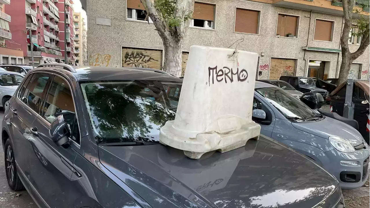 Parcheggia su scivolo disabili e arriva la “vendetta”: a Roma la giustizia fai da te degli eredi di ‘Free Park’