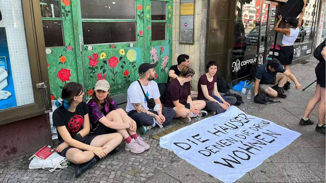 Protest gegen Mieterverdrängung: Aktivisten besetzen Wohnung in Berlin-Neukölln