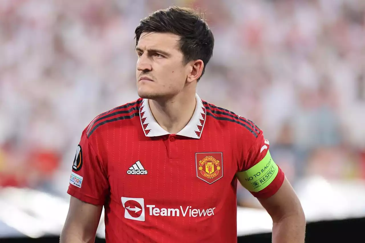 Ten Hag neemt Maguire zijn aanvoerdersband af