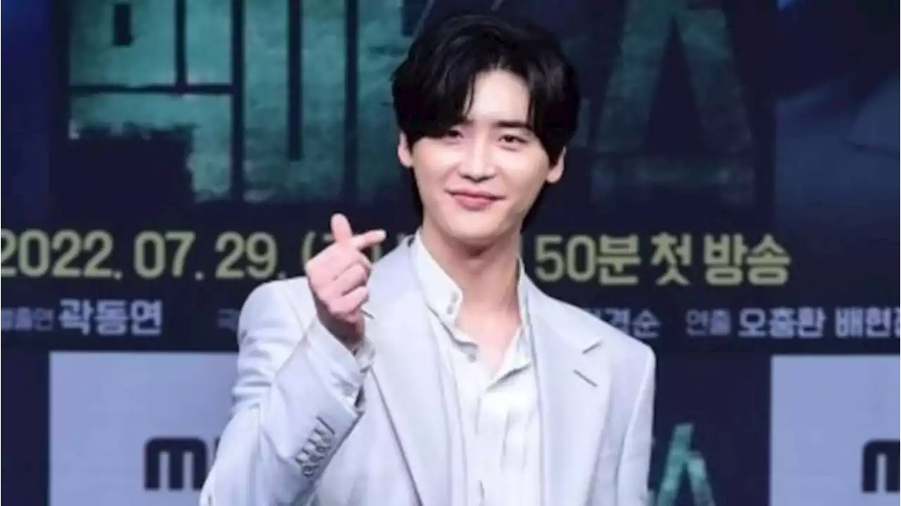 Momen Menggemaskan Fan Boy Lee Jong Suk di Atas Panggung Hingga Saling Berpelukan