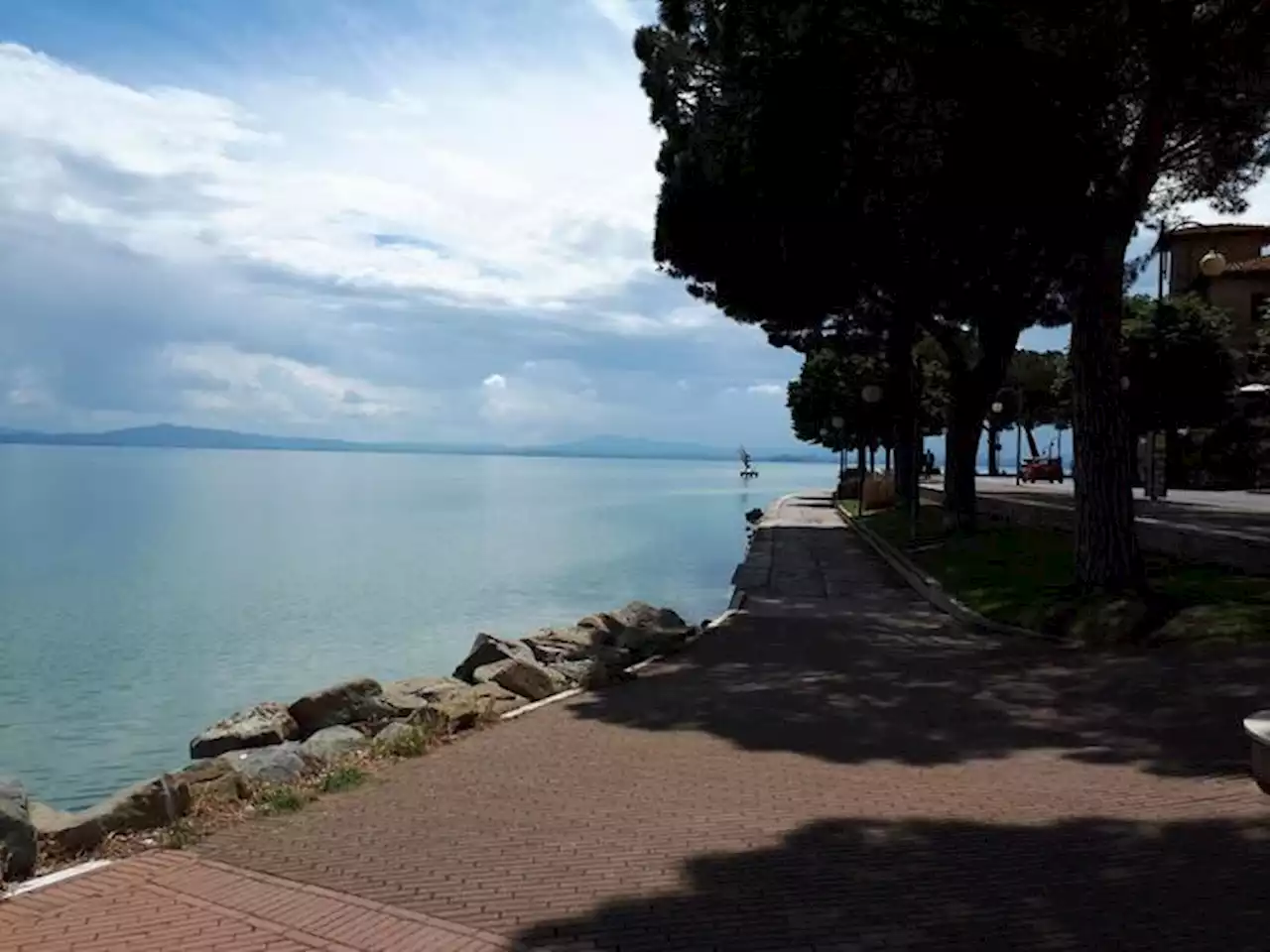 Al lago Trasimeno la temperatura dell'acqua sfiora 30 gradi - Notizie - Ansa.it