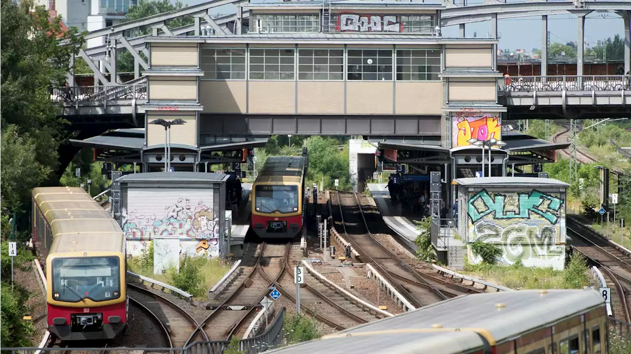 Berlin: Mann rettet sich bei Prügelei aus Gleis