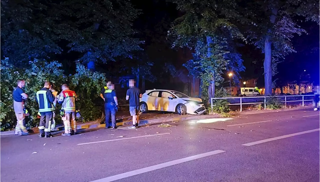 Berlin-Schöneberg: Autofahrer kracht in Leitplanke und flüchtet zu Fuß!