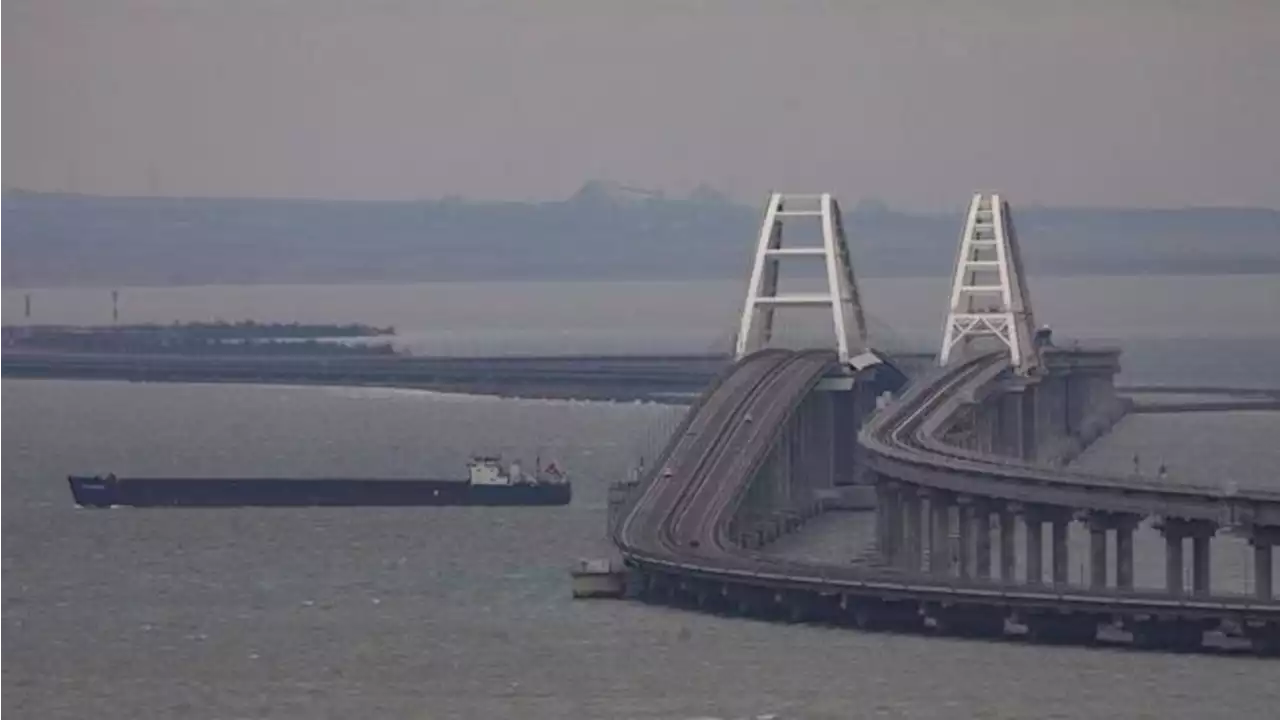 Ledakan Guncang Jembatan Krimea yang Dicaplok Rusia, 2 Tewas - Foto 1