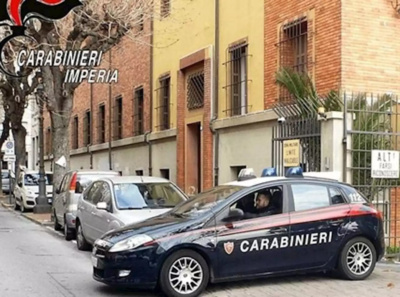 Imperia, tenta di rapire una bambina: fermata una 19enne. «Ha aggredito il padre e la nonna»