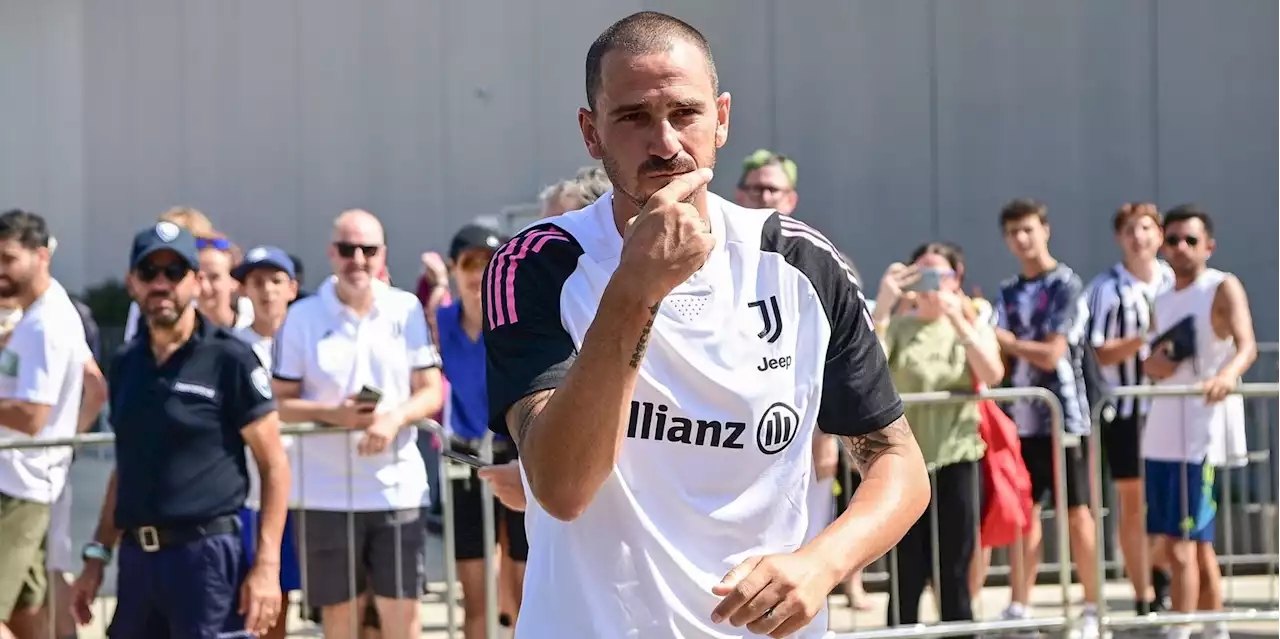 Juve, Bonucci si sciacqua la bocca e i tifosi lo esaltano. Anche Chiesa è arrivato in ritiro