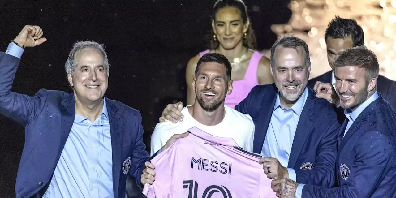 Messi, in migliaia per la presentazione: ma un temporale cambia i programmi