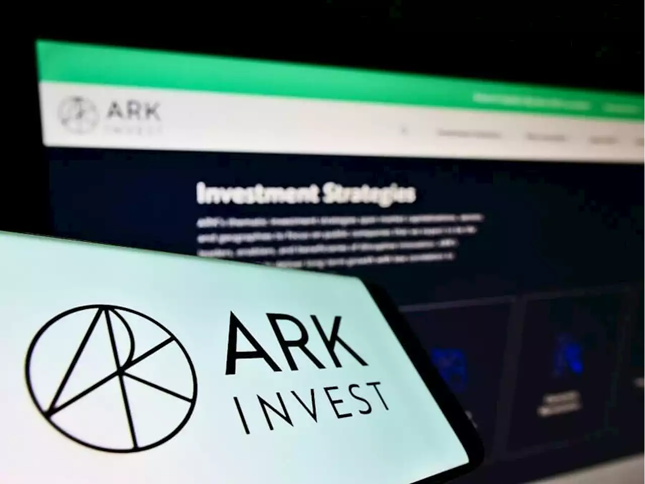 ARK Invest setzt stark auf Meta-Plattformen und Robinhood, reduziert Coinbase-Position