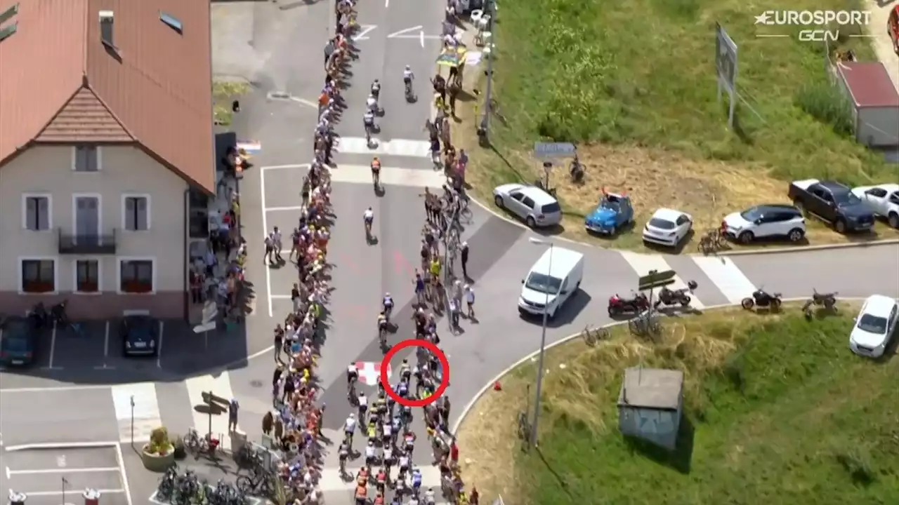 A terra mezzo gruppo per colpa del cellulare di un tifoso: Tour de France fuori controllo! Cosa è successo