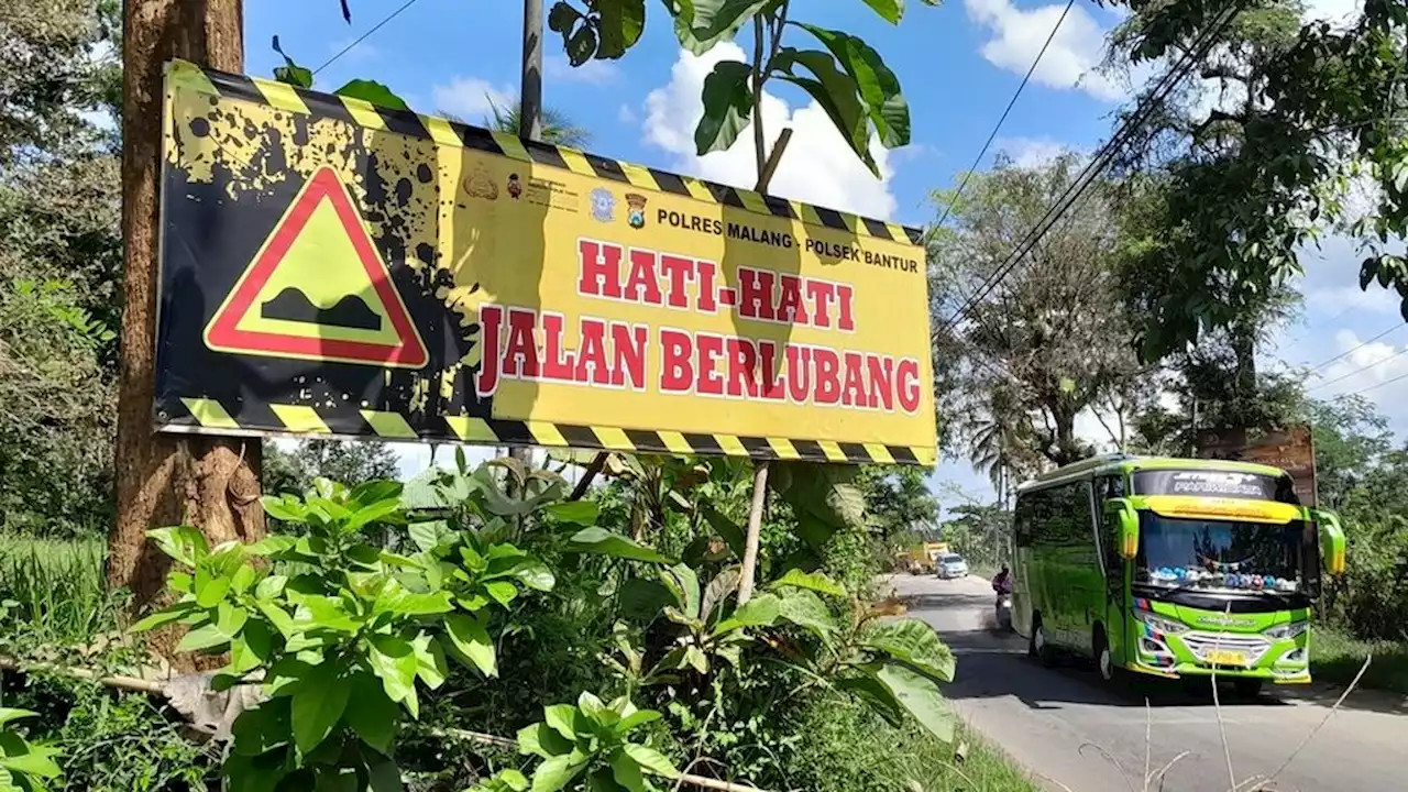 Wisatawan Keluhkan Jalan Rusak Menuju Pantai Balekambang