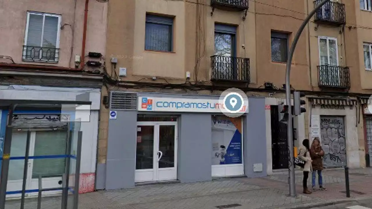 Asaltan a punta de pistola una tienda de móviles reteniendo a sus empleados en Madrid