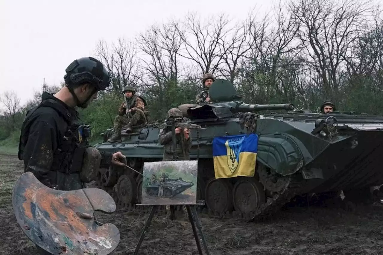 Artista plástico britânico se arrisca na Ucrânia para pintar cenas da guerra