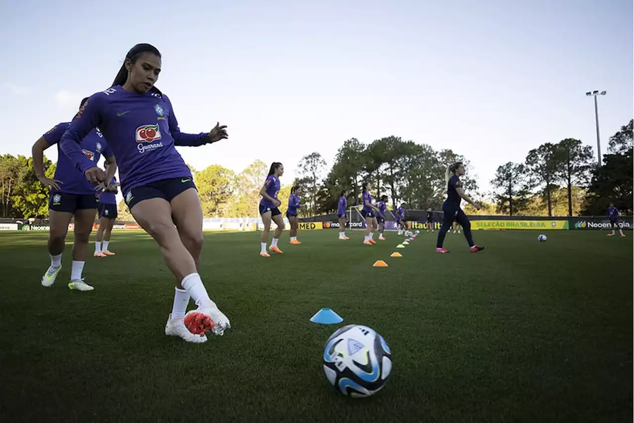 Videogame e 'terapia' com veteranas: saiba como as estreantes da seleção de futebol aliviam a tensão da estreia