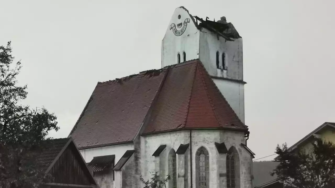 Festzelt überflutet und Kirchturm zerstört