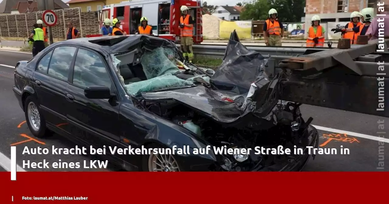 Auto kracht bei Verkehrsunfall auf Wiener Straße in Traun in Heck eines LKW | laumat|at