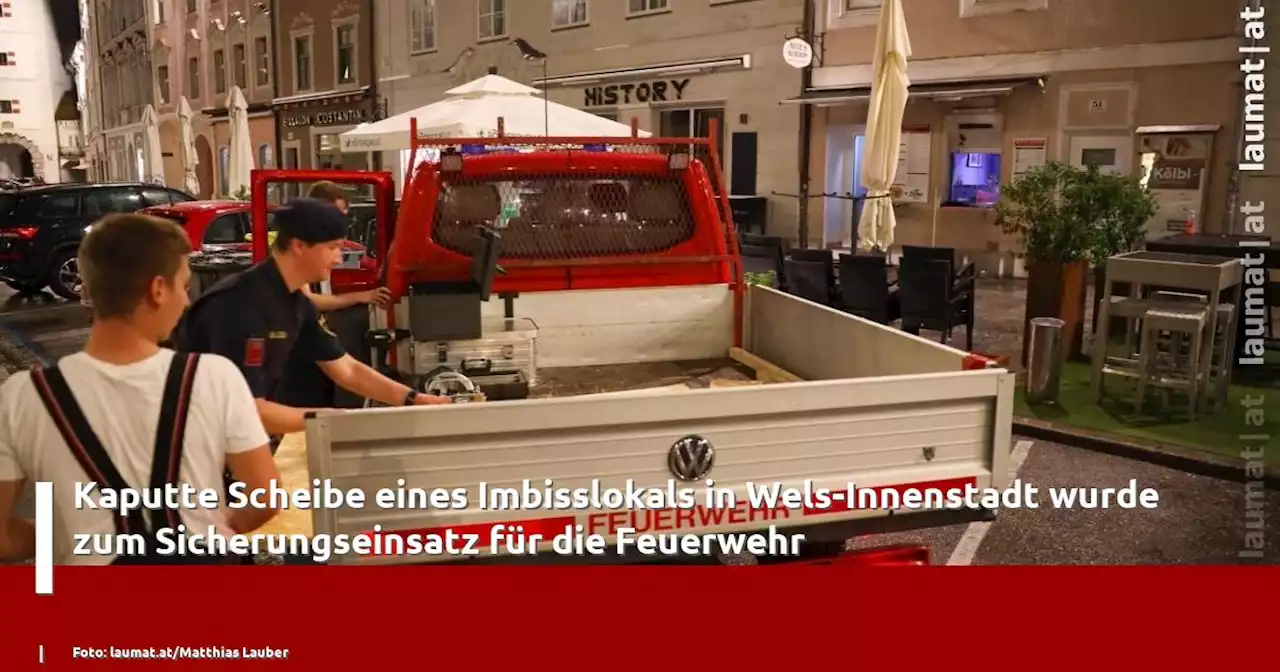 Kaputte Scheibe eines Imbisslokals in Wels-Innenstadt wurde zum Sicherungseinsatz für die Feuerwehr | laumat|at