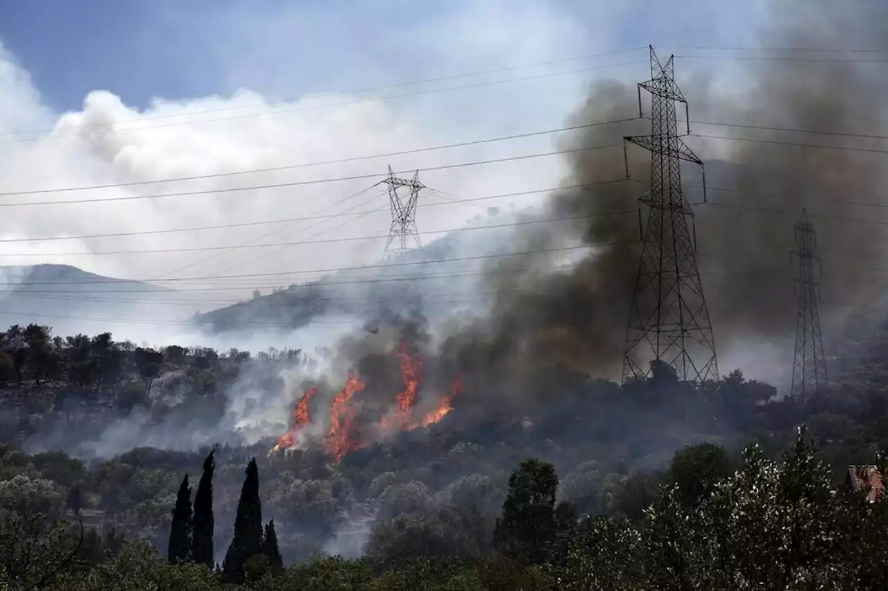 Grecia, incendio vicino a Corinto: evacuati 1.200 bambini da campeggi