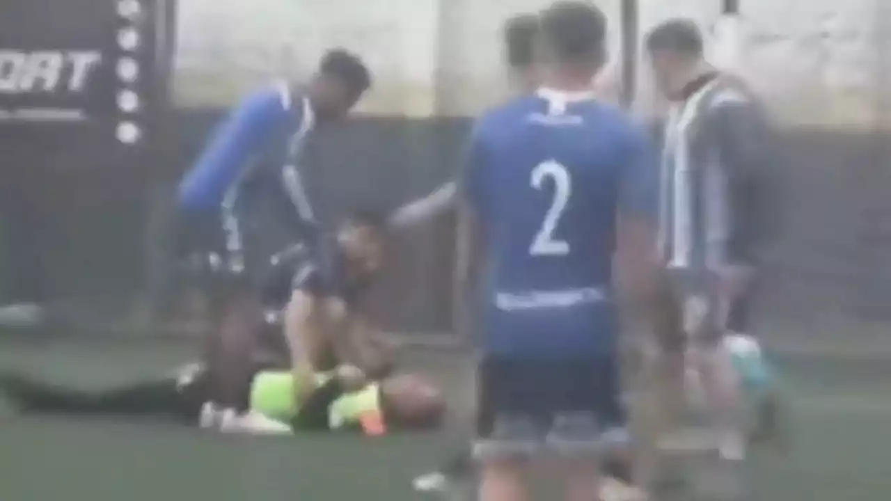 Video: un jugador le pegó una patada en la cabeza a un árbitro de fútbol amateur