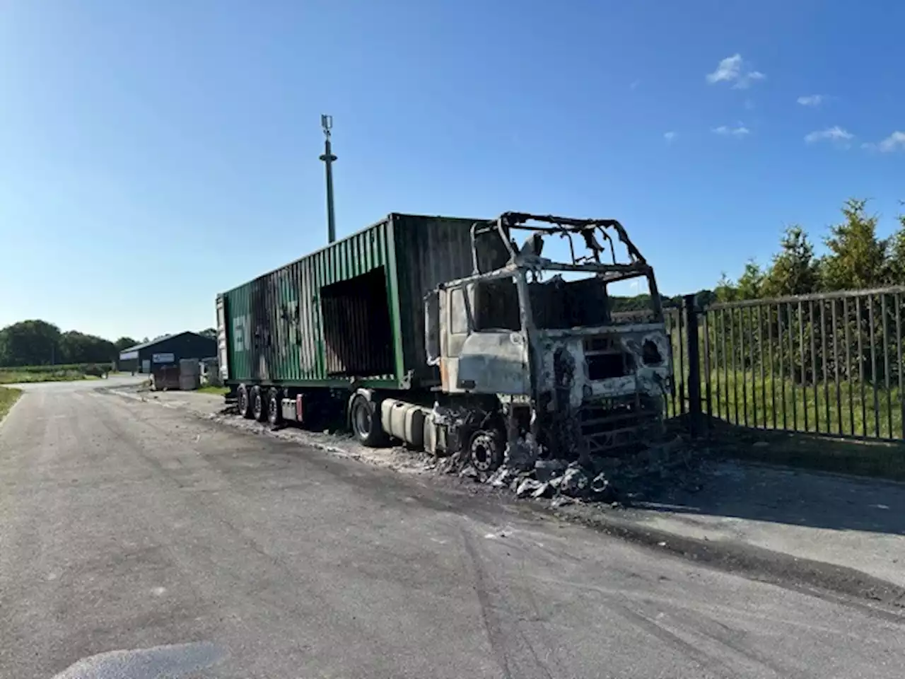 Abgestellter Lkw geht in Flammen auf – mitten in der Nacht