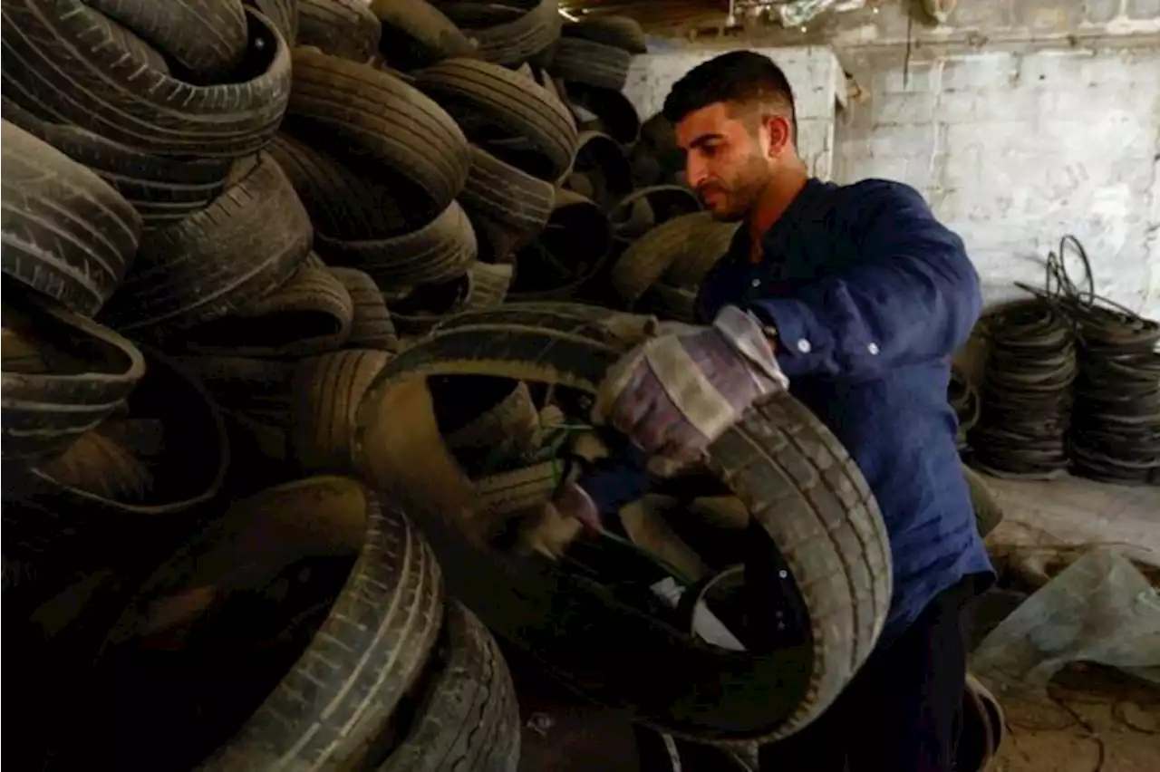 غزہ کا نوجوان ضائع ٹائروں کو مصنوئی گھاس کی تیاری میں استعمال کرنے لگا