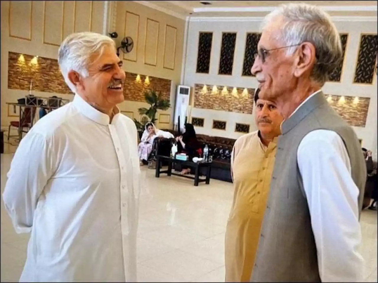 پی ٹی آئی نے الیکشن کا وقت کیوں ضائع کیایہ بہت بڑا راز ہےہم سب پاکستان کے ساتھ ہیں: پرویز خٹک