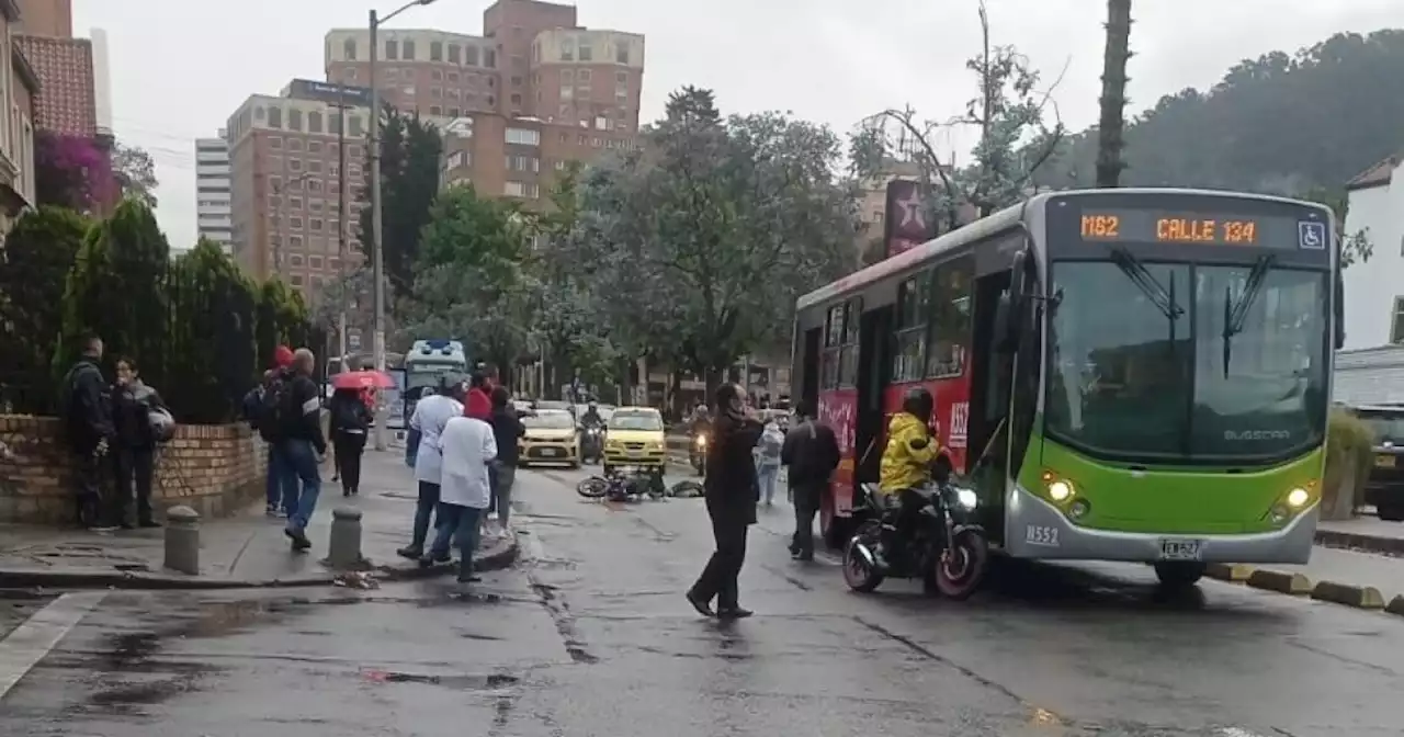 Aparatoso accidente en la carrera Séptima de Bogotá deja un motociclista muerto