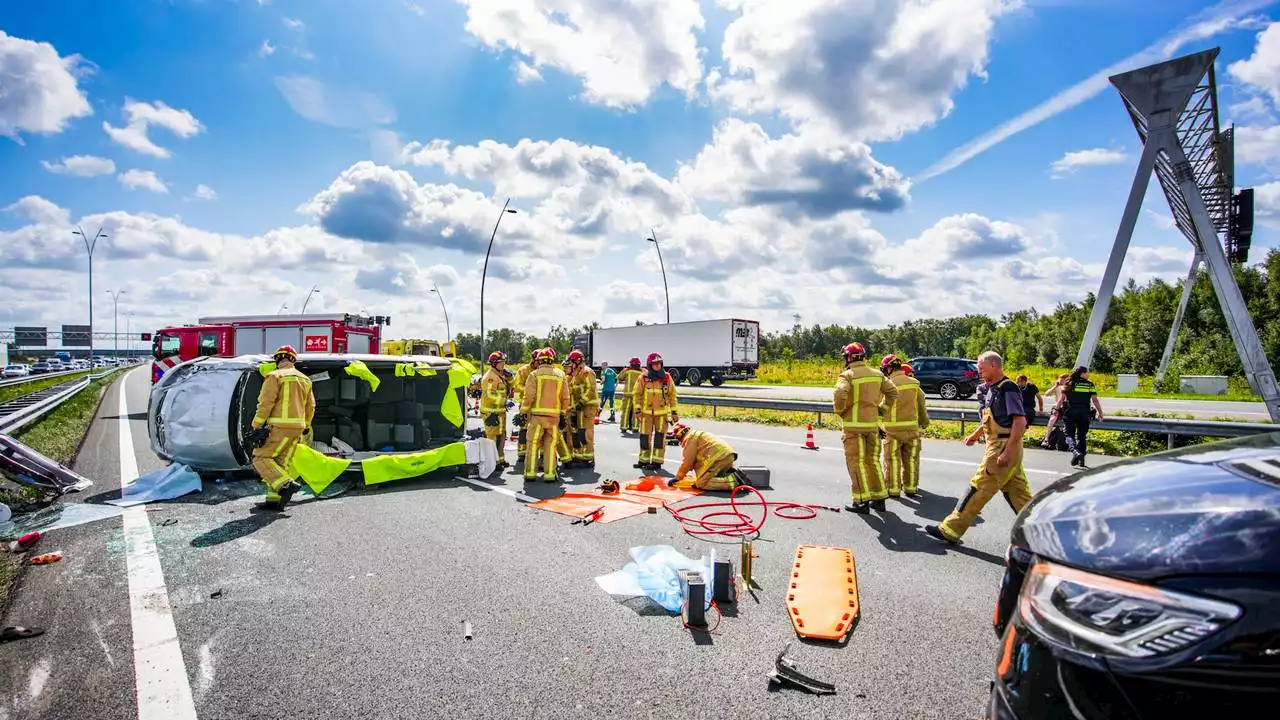 Vrouw moet uit auto worden bevrijd die op zijn zijkant is beland op de A2