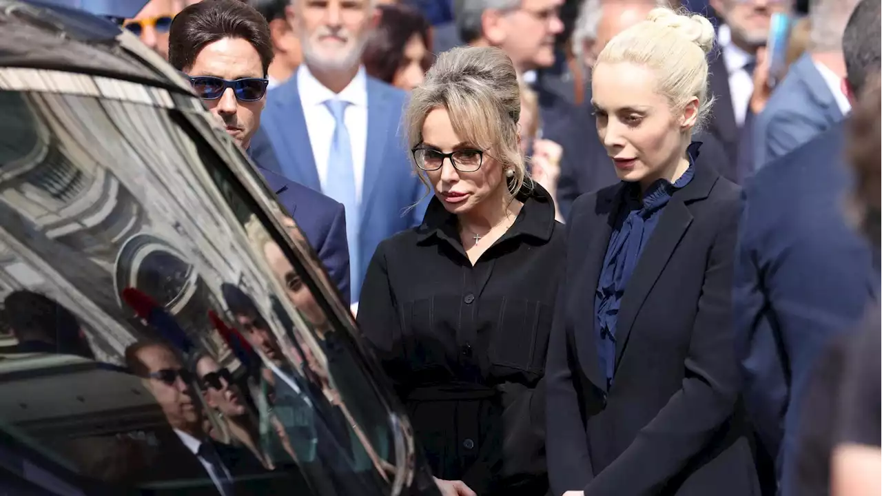 Offensiva di FI sulla procura di Firenze dopo la perquisizione a Dell’Utri. Marina Berlusconi: “Mio padre perseguitato da morto”