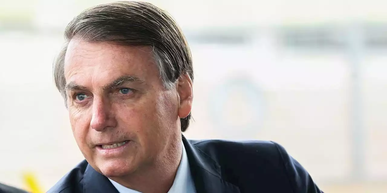 Mesmo inelegível, Bolsonaro ainda age como presidente na internet