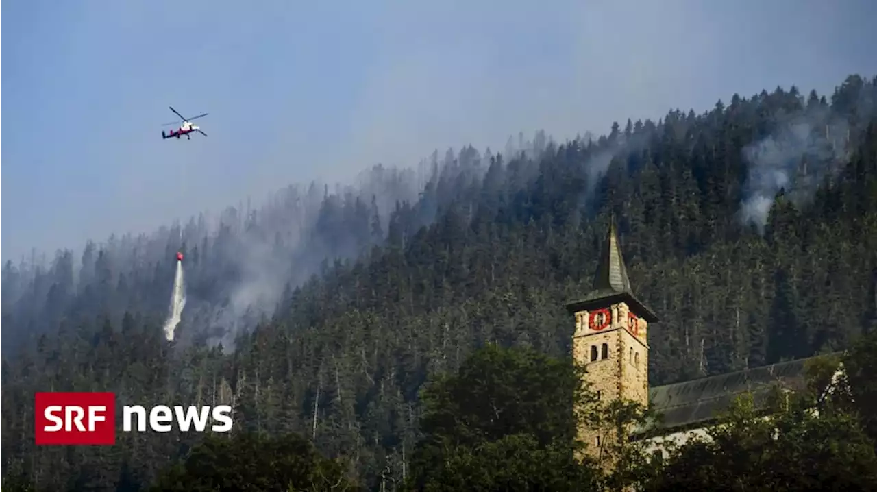 Feuer im Oberwallis - Waldbrand hat sich stabilisiert – Helikopter löschen aus der Luft