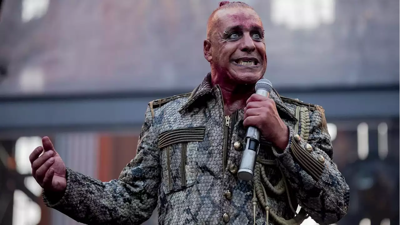 „Und die Sänger vögeln nicht mehr“: Till Lindemann reagiert beim Berlin-Konzert auf Missbrauchsvorwürfe mit einem Witz