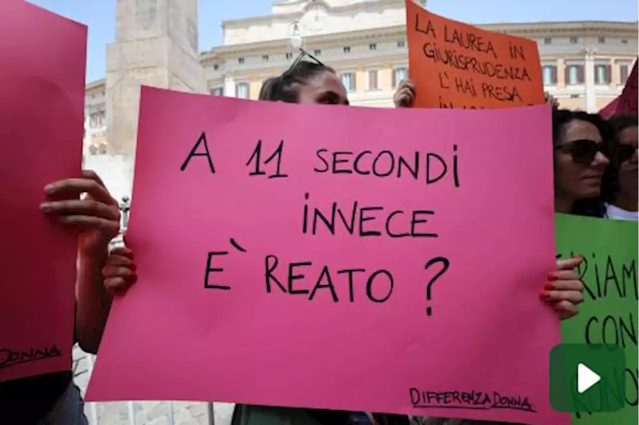 Flash-mob a Montecitorio contro il sessismo nelle sentenze: 'Non vogliamo subire neanche un secondo'