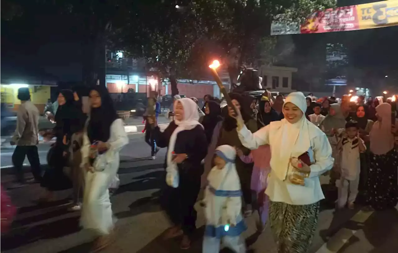 Ratusan Warga Cileungsi Pawai Obor Peringati 1 Muharram