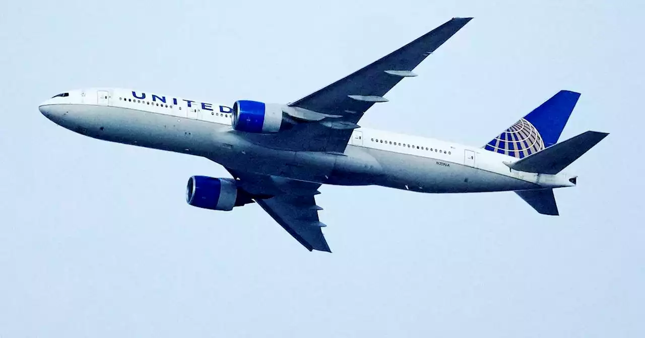 United Airlines agrees to give union pilots big pay raises