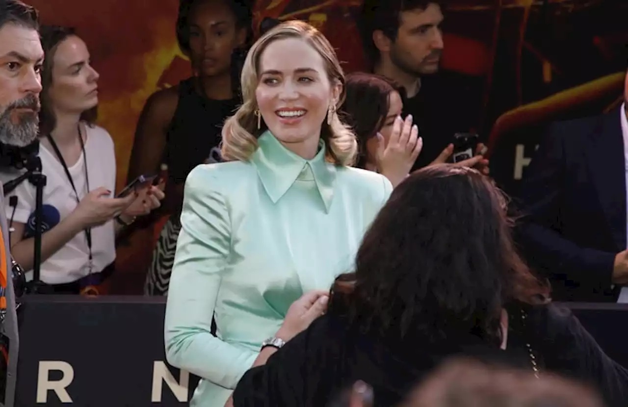 Emily Blunt à Paris : découvrez le prix de sa robe au vert détonnant - Closer