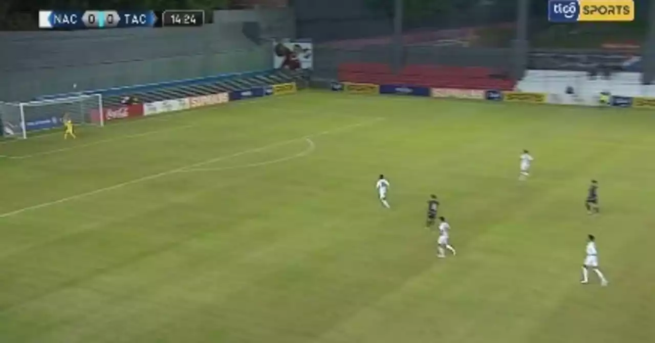 Video: golazo desde mitad de cancha en el fútbol paraguayo