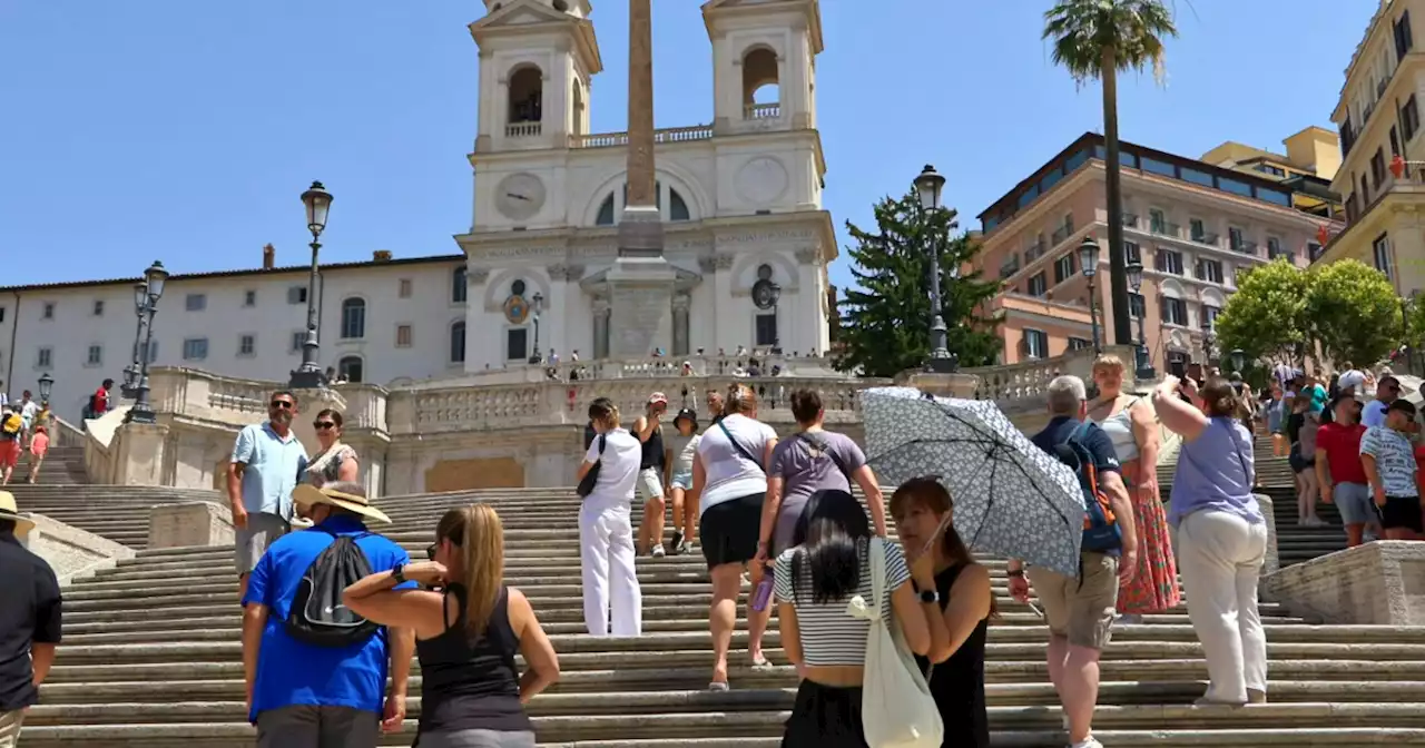 Crisi climatica, a Roma attesi picchi di 45: i turisti all'assalto delle fontane - Video - Il Fatto Quotidiano