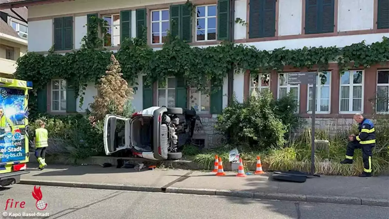 Schweiz: Pkw kracht in Riehen gegen Wohnhaus und kippt um → Fußgänger springt rechtzeitig zur Seite